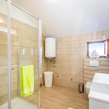 4 Bedroom Beautiful In Holiday home